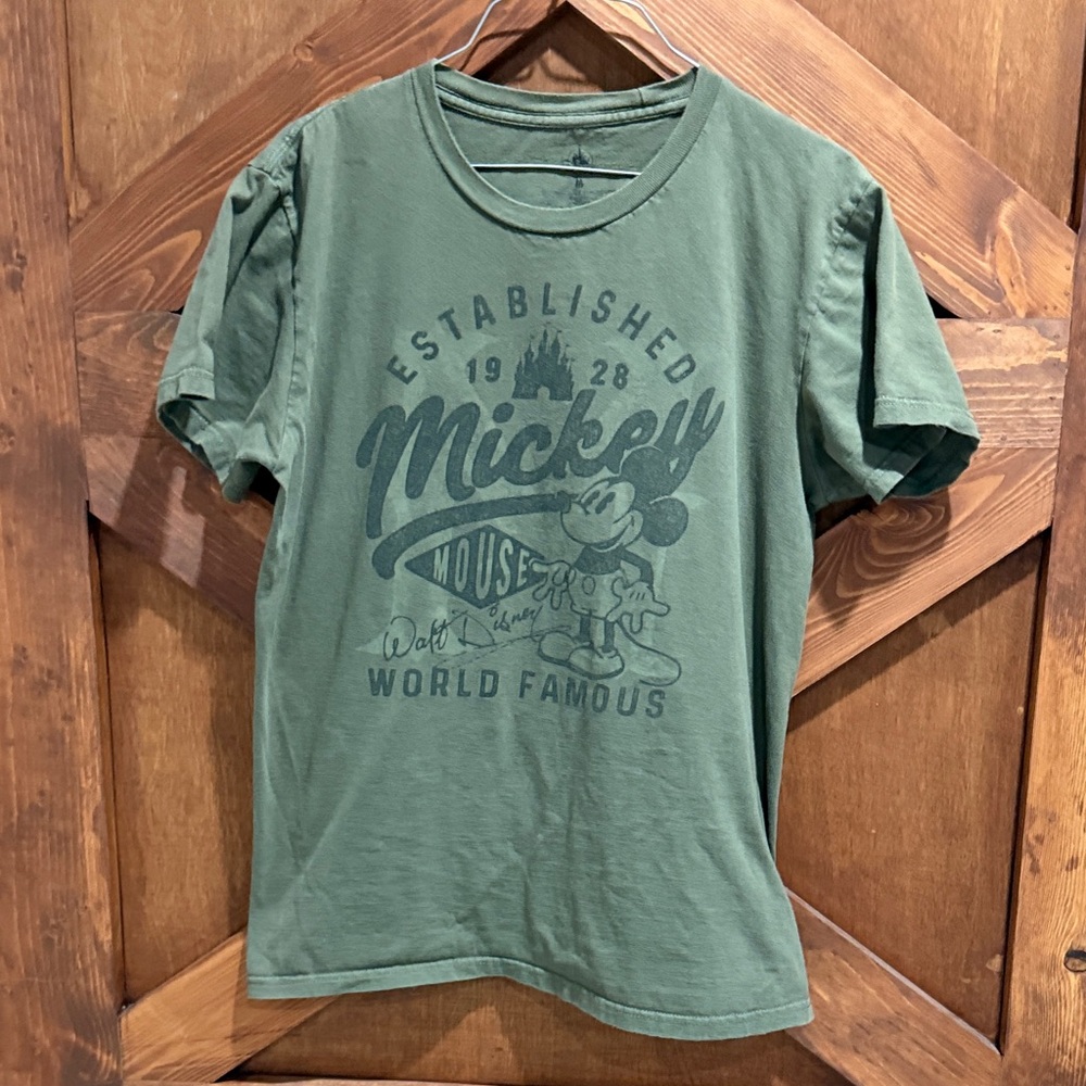 Disney Olive Mickey Mouse Tee Size M in Boys smoke free home.